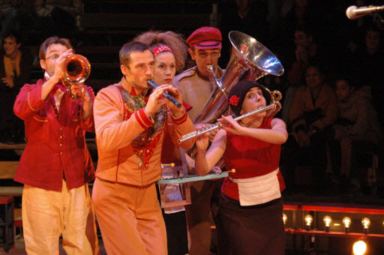 Un groupe de musiciens jouant pour un spectacle de cirque.