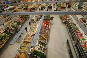 Rayons fruits et légumes d'un hypermarché Auchan