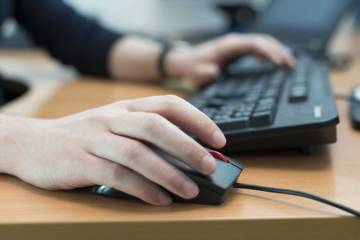 Mains sur un clavier d'ordinateur